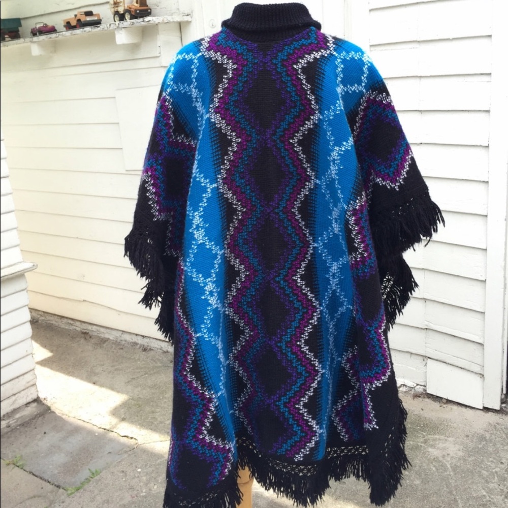 Poncho🖤💙🟣 - Picture 2 of 4